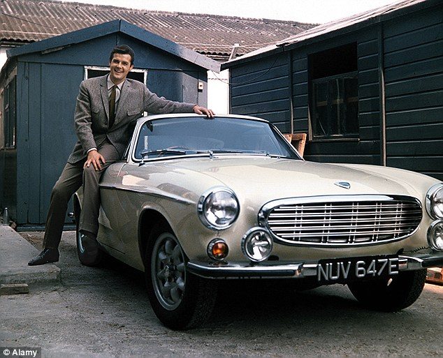 32B61C1000000578-3518880-Roger_Moore_s_latest_TV_appearance_will_make_car_addicts_swoon_H-m-104_1459535180579.jpg