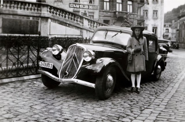 citro-n-automobiles-Citroe-n-Traction-Avant-circa-1948.jpg