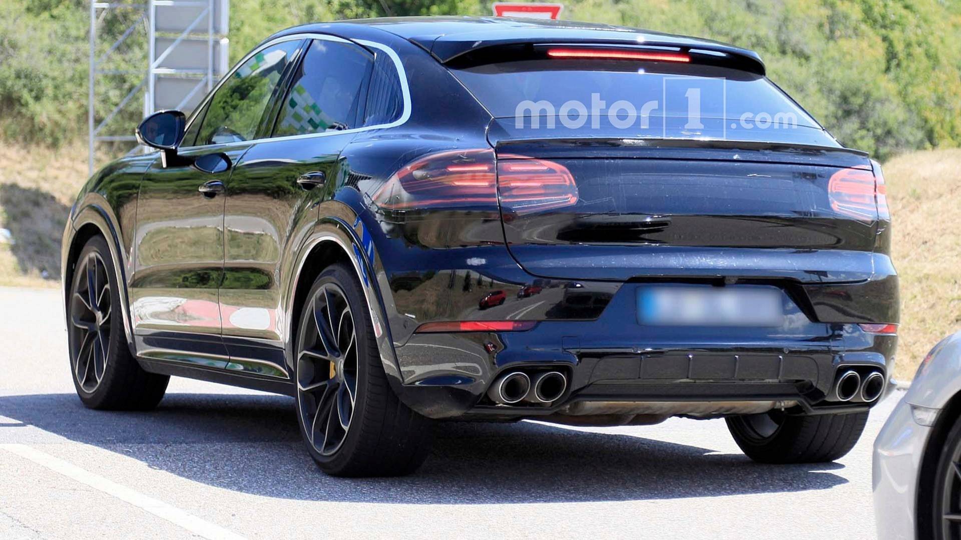 2020-porsche-cayenne-coupe-spy-photo.jpg