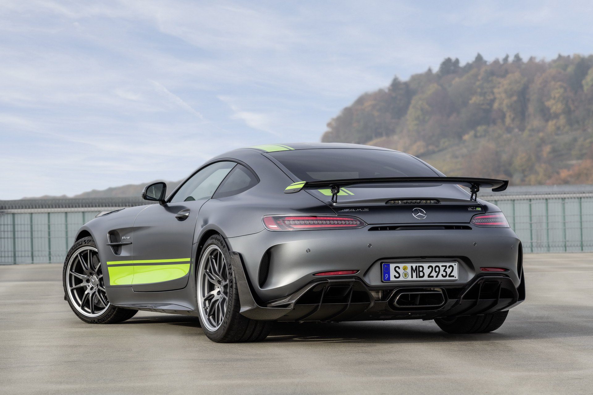 a03325ca-2020-mercedes-amg-gt-and-amg-gt-r-pro-65.jpg