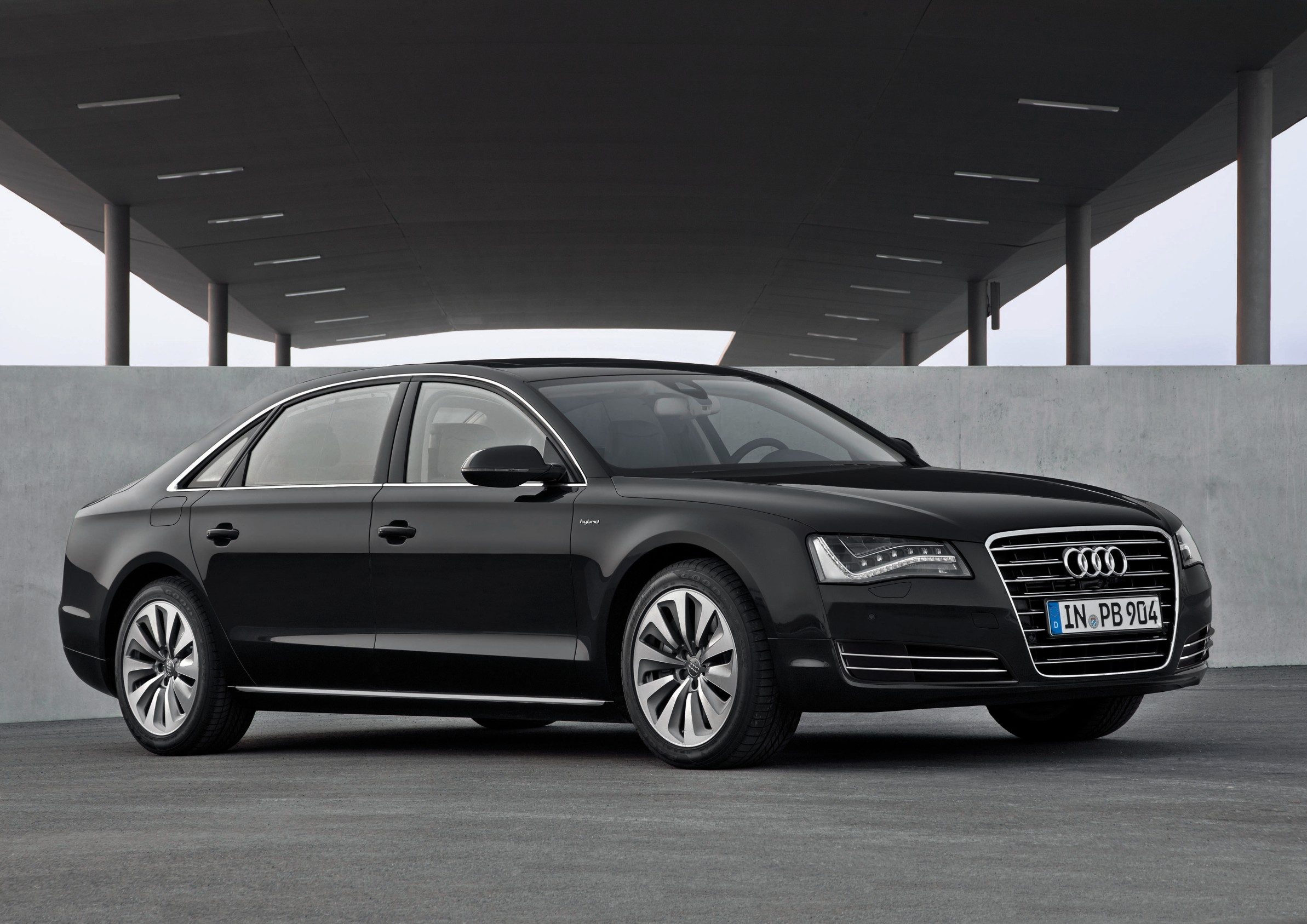 2013-audi-a8-l-hybrid_100386341_h.jpg