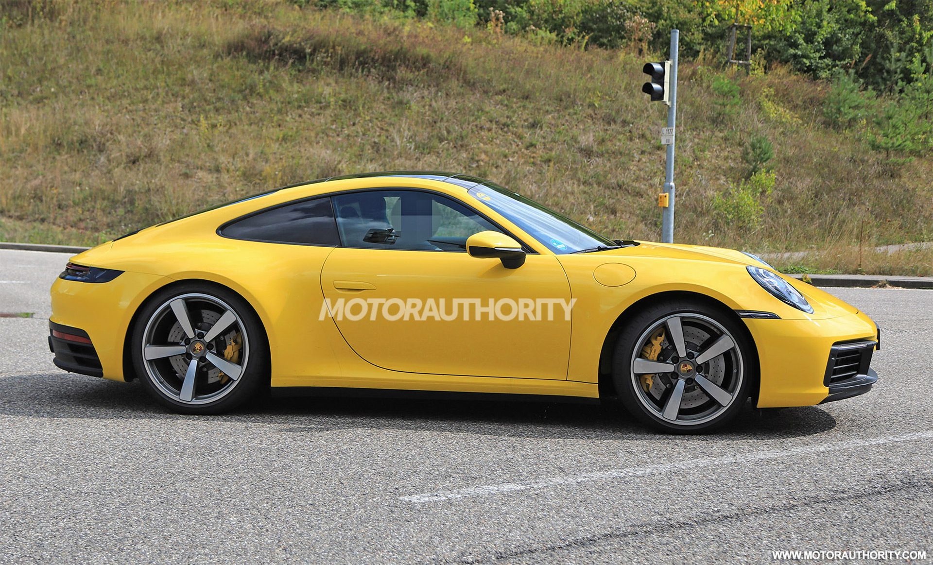 2019-porsche-911-spy-shots--image-via-s-baldauf-sb-medien_100668714_h.jpg