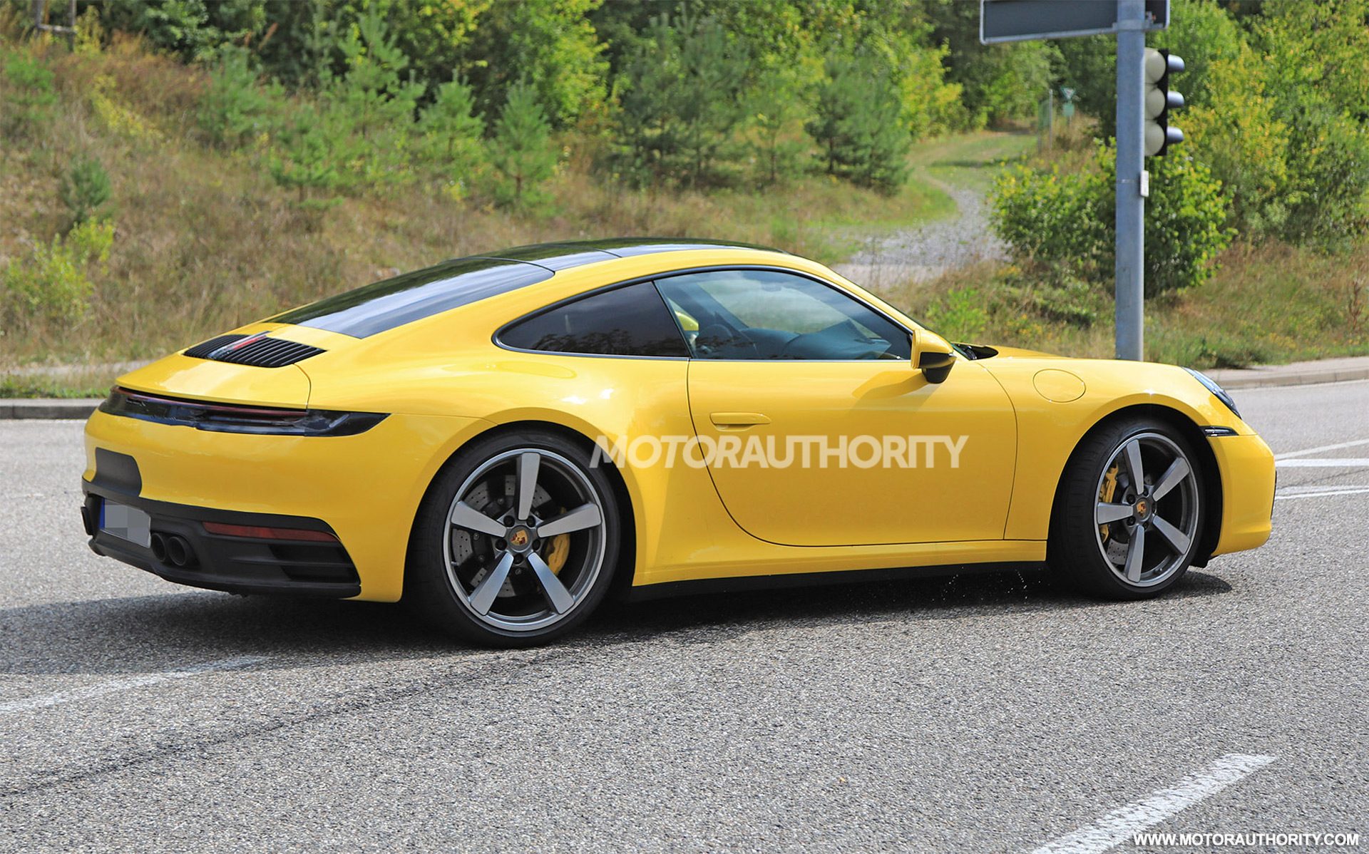 2019-porsche-911-spy-shots--image-via-s-baldauf-sb-medien_100668715_h.jpg