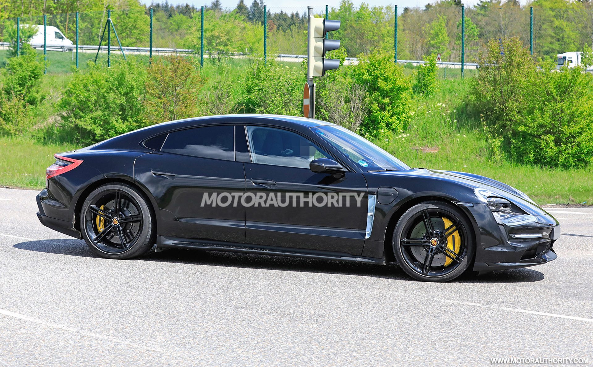 2020-porsche-taycan-spy-shots--image-via-s-baldauf-sb-medien_100700417_h.jpg