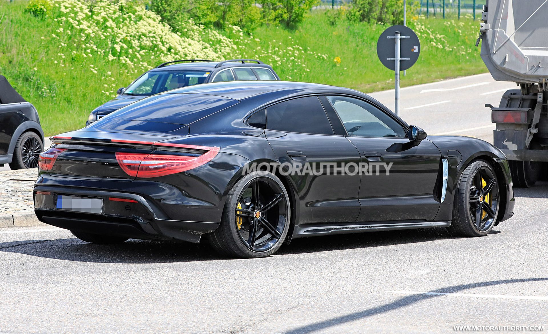 2020-porsche-taycan-spy-shots--image-via-s-baldauf-sb-medien_100700420_h.jpg