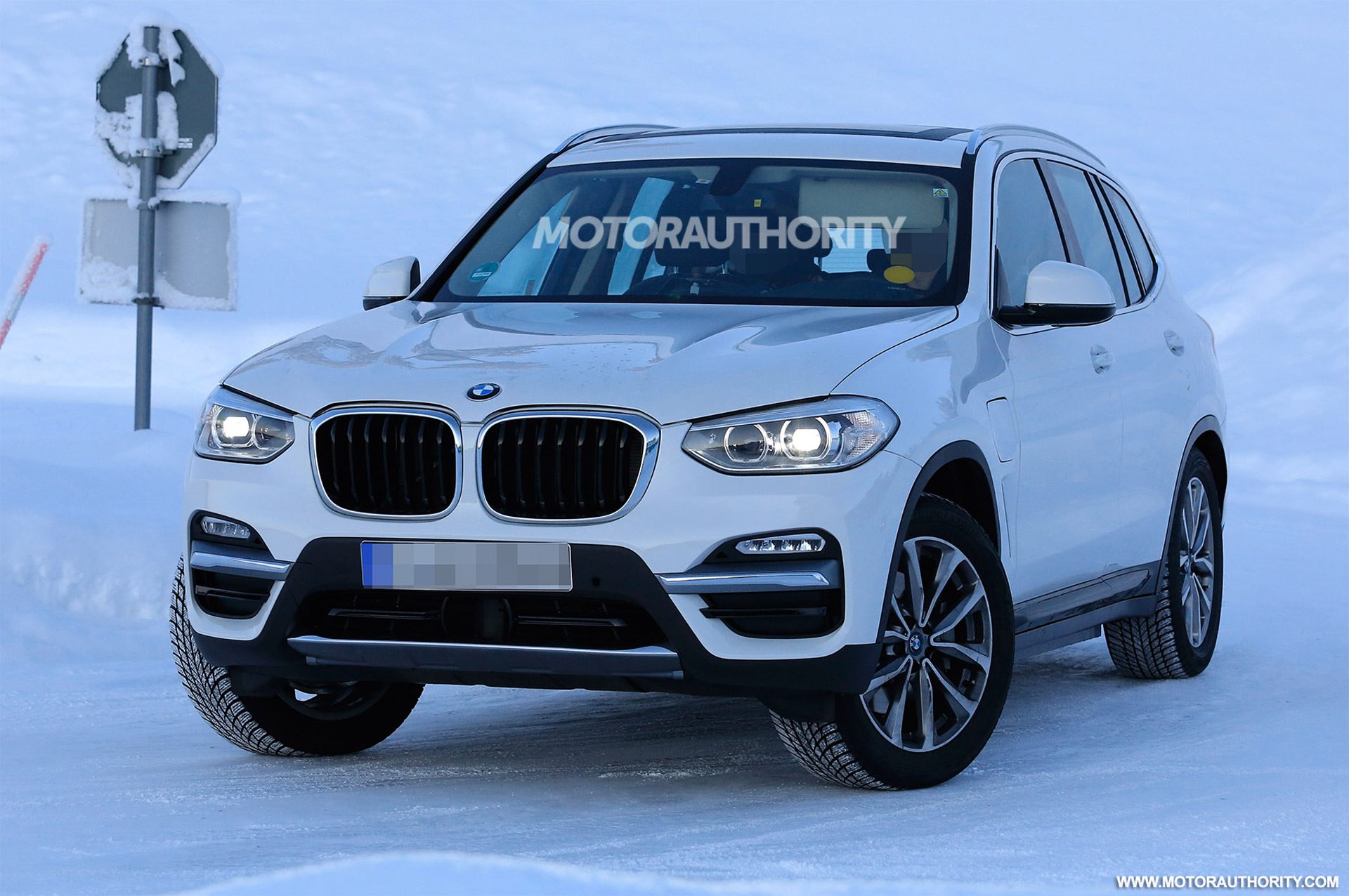 2021-bmw-ix3-spy-shots--image-via-s-baldauf-sb-medien_100642922_h.jpg