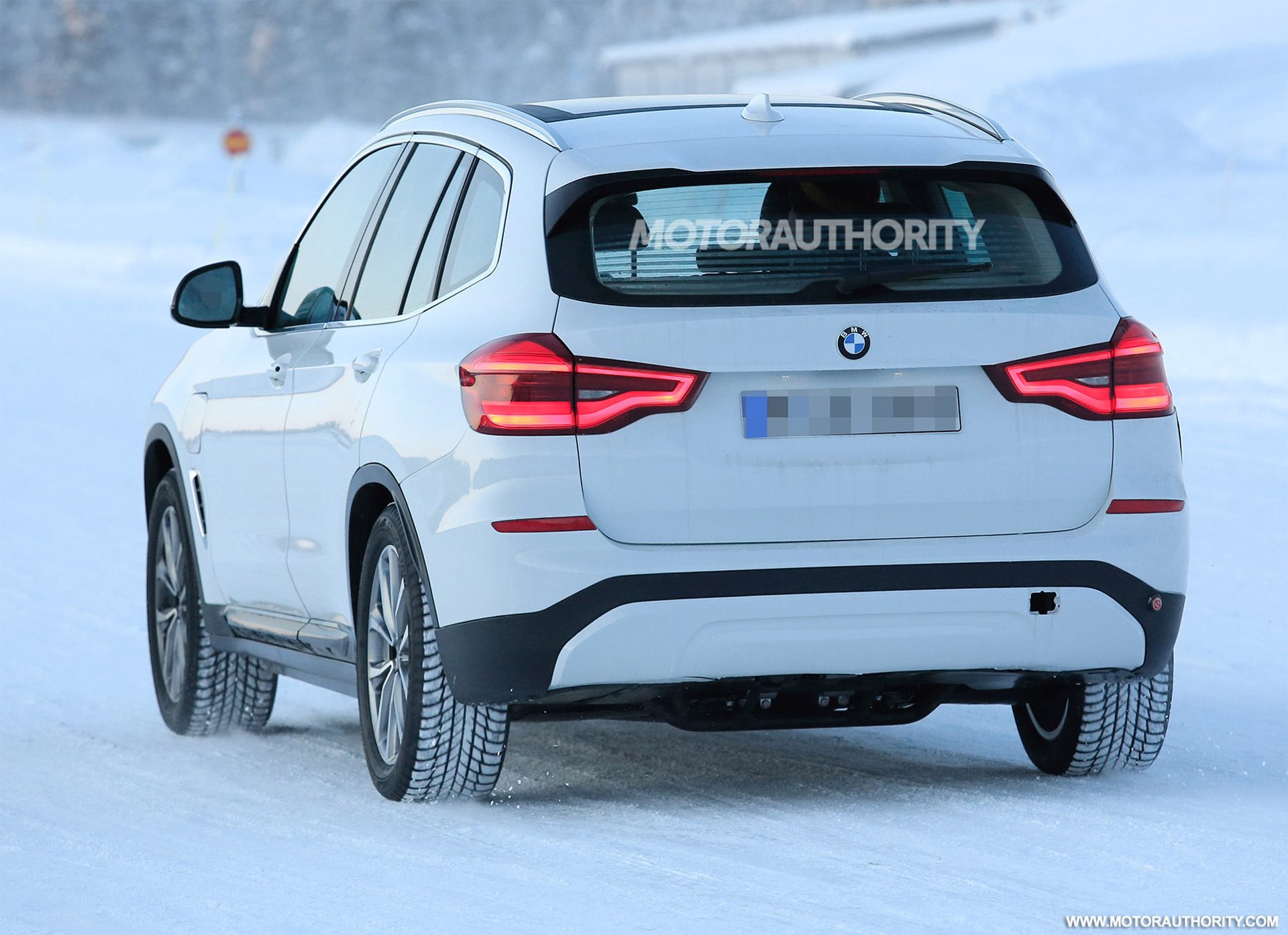 2021-bmw-ix3-spy-shots--image-via-s-baldauf-sb-medien_100642927_h.jpg