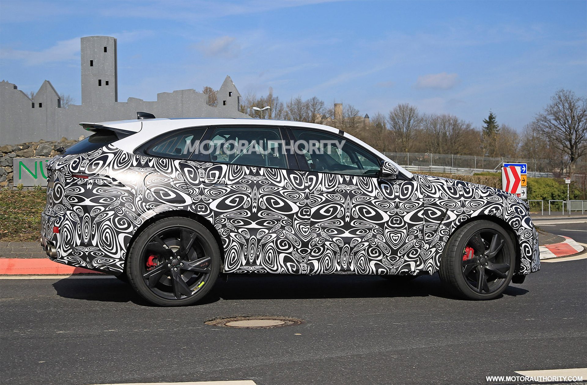 2021-jaguar-f-pace-svr-facelift-spy-shots--photo-credit-s-baldauf-sb-medien_100740321_h.jpg