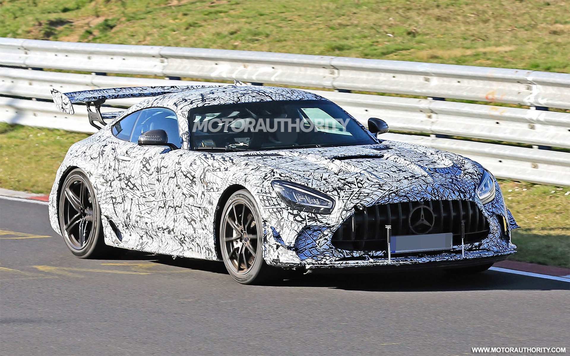 2021-mercedes-amg-gt-black-spy-shots--photo-credits-baldauf-sb-medien_100740548_h.jpg