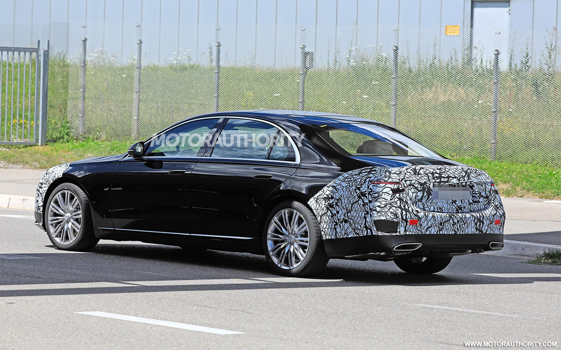 2021-mercedes-benz-s-class-spy-shots--photo-credits-baldauf-sb-medien_100751394_h.jpg