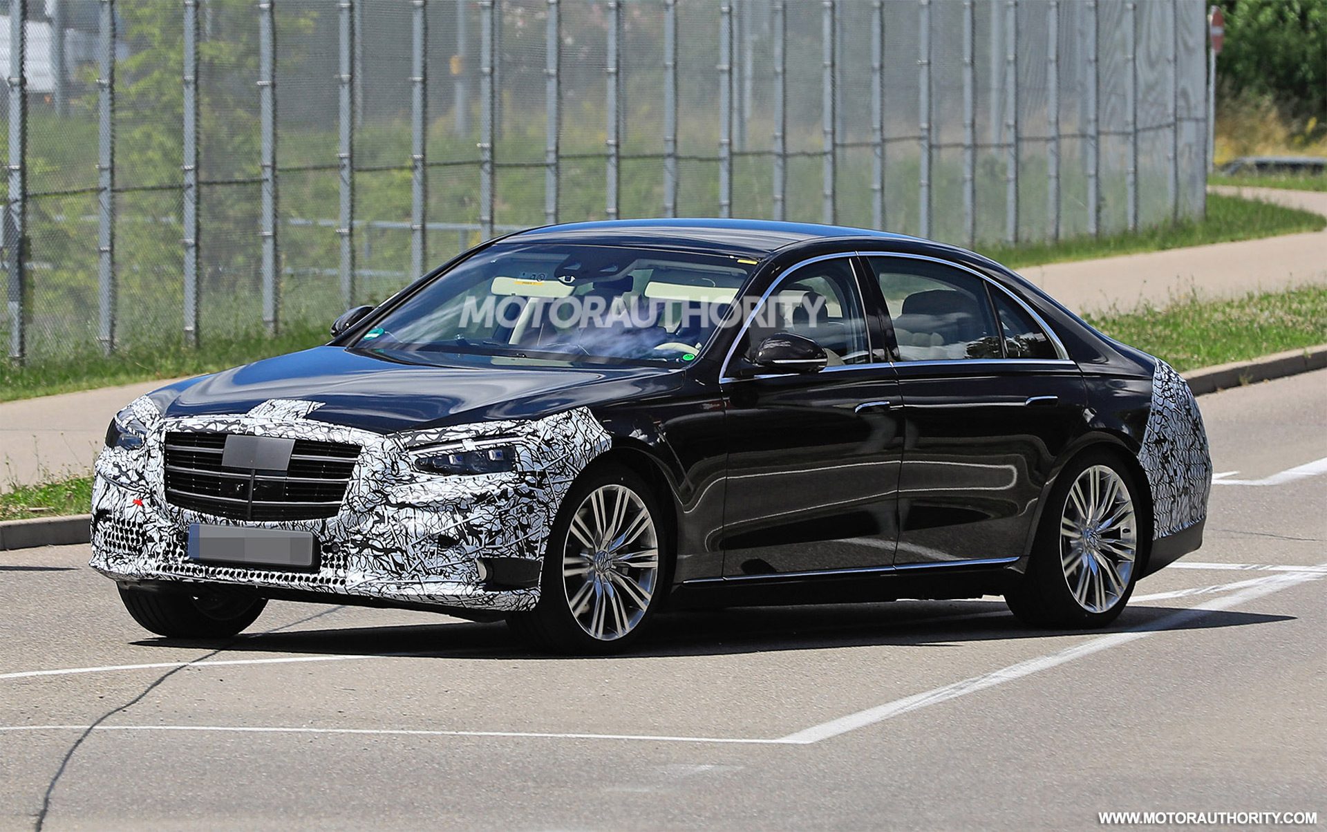 2021-mercedes-benz-s-class-spy-shots--photo-credits-baldauf-sb-medien_100751396_h.jpg