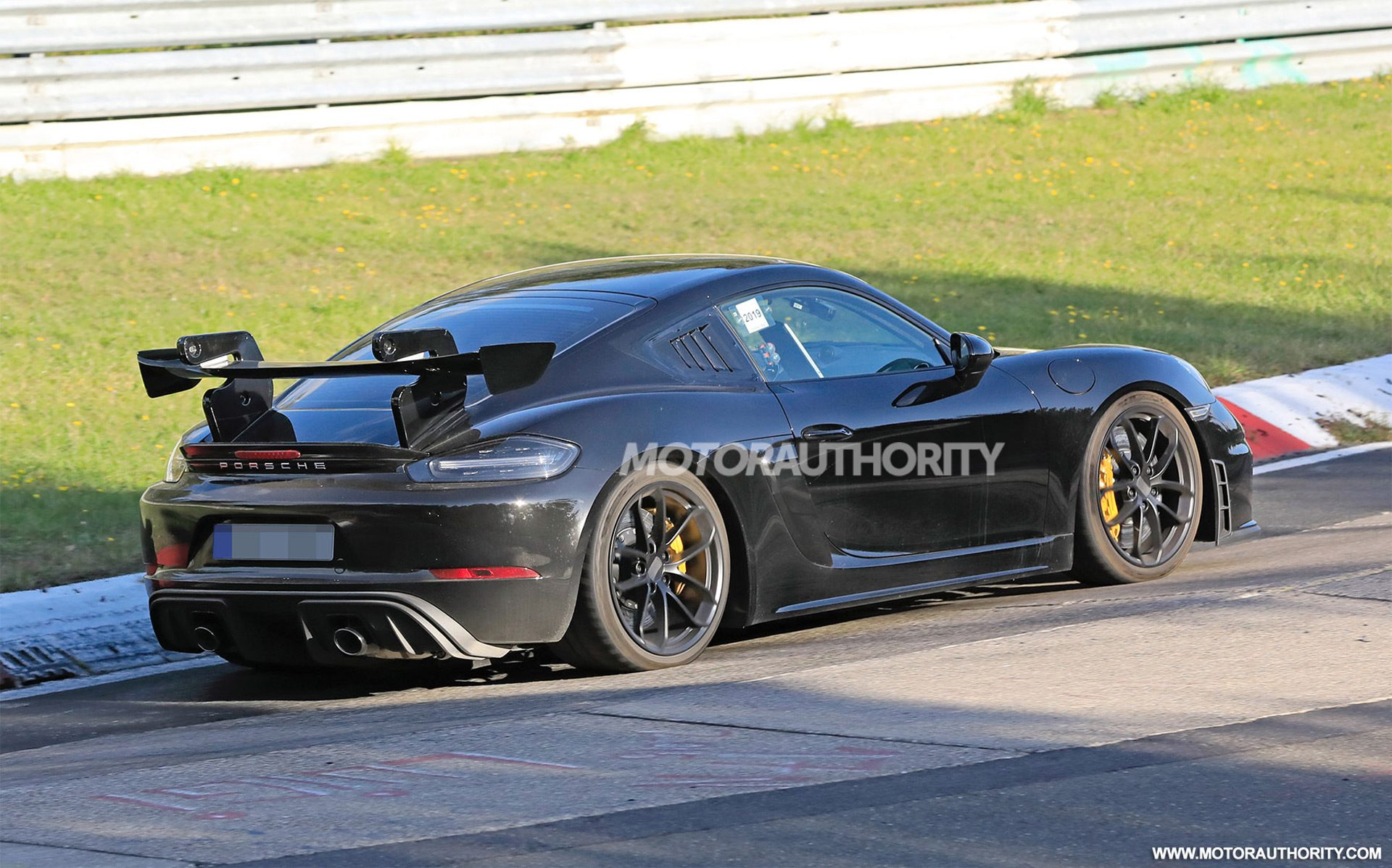 2021-porsche-718-cayman-gt4-rs-spy-shots--photo-credit-s-baldauf-sb-medien_100716775_h.jpg