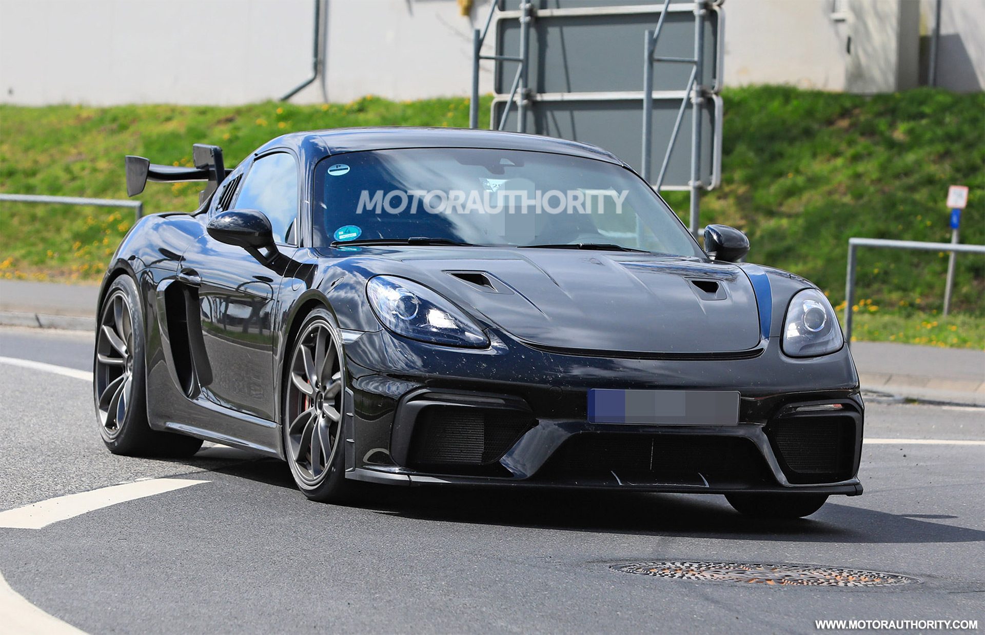 2021-porsche-718-cayman-gt4-rs-spy-shots--photo-credits-baldauf-sb-medien_100745933_h.jpg