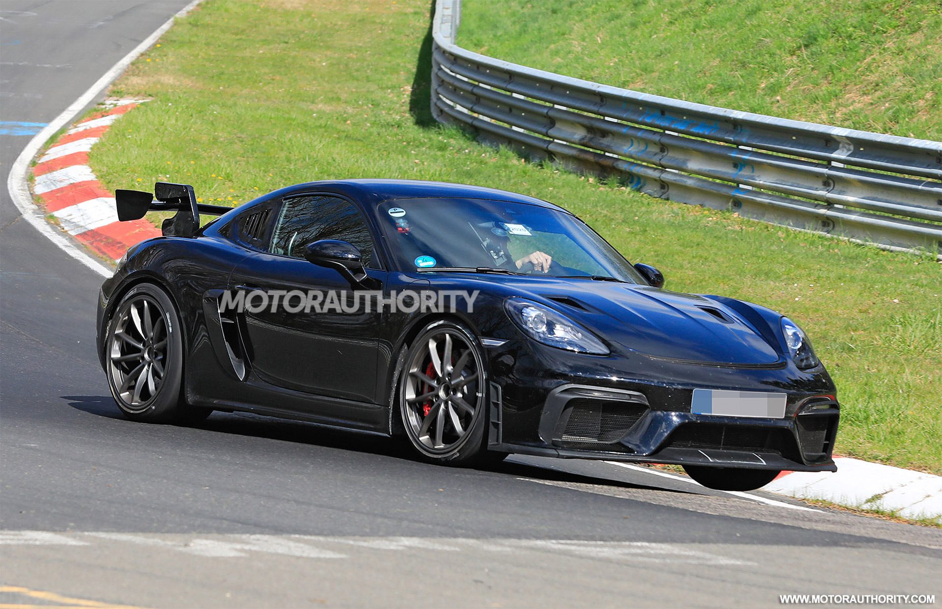 2021-porsche-718-cayman-gt4-rs-spy-shots--photo-credits-baldauf-sb-medien_100745943_h.jpg