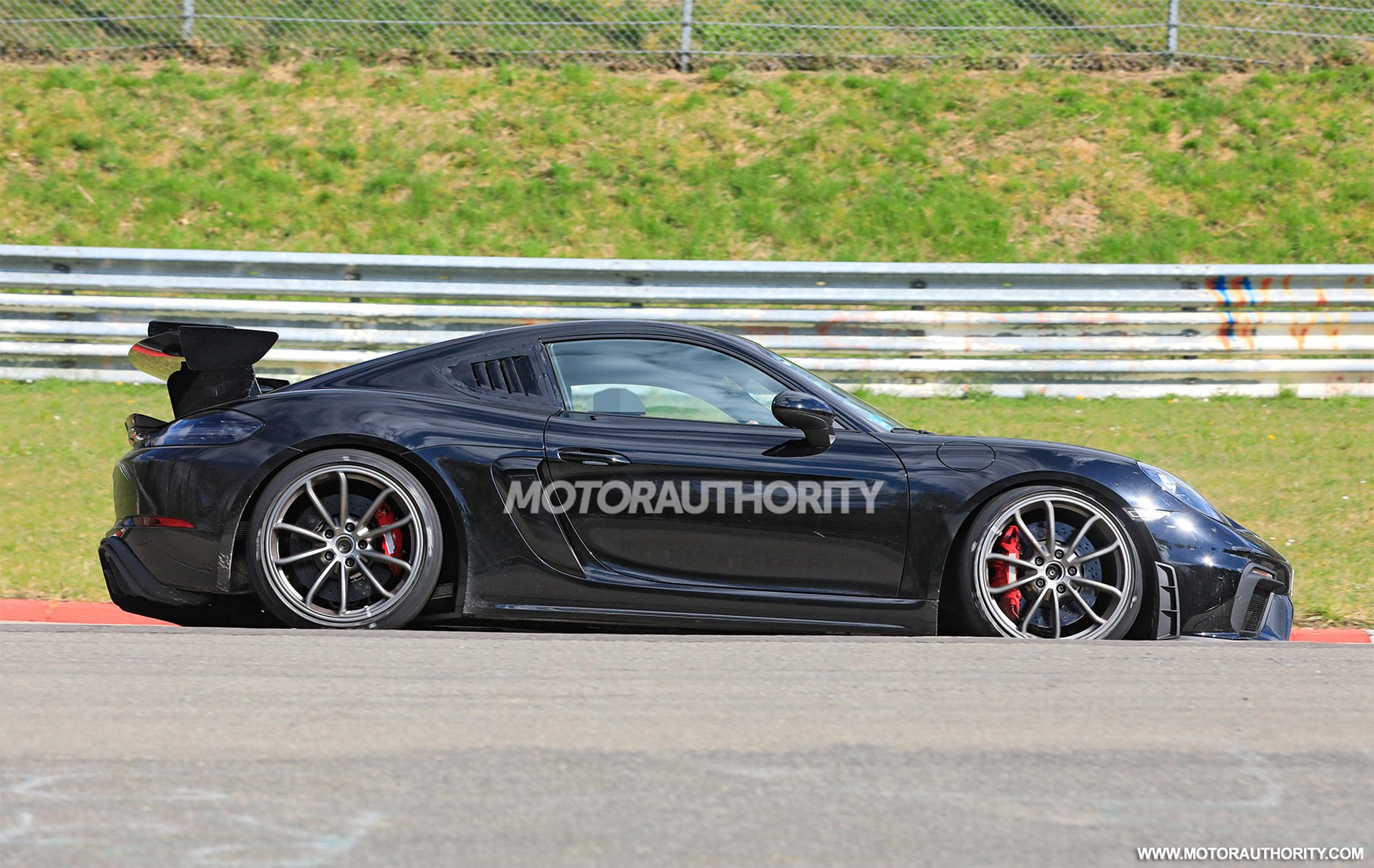 2021-porsche-718-cayman-gt4-rs-spy-shots--photo-credits-baldauf-sb-medien_100745945_h.jpg