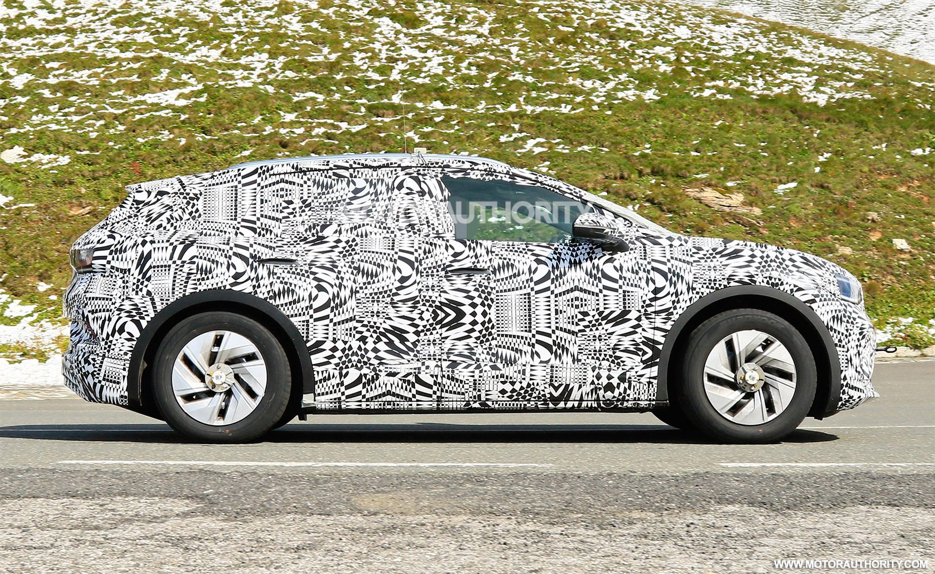 2021-volkswagen-id-4-crozz-spy-shots--photo-credit-s-baldauf-sb-medien_100716263_h.jpg