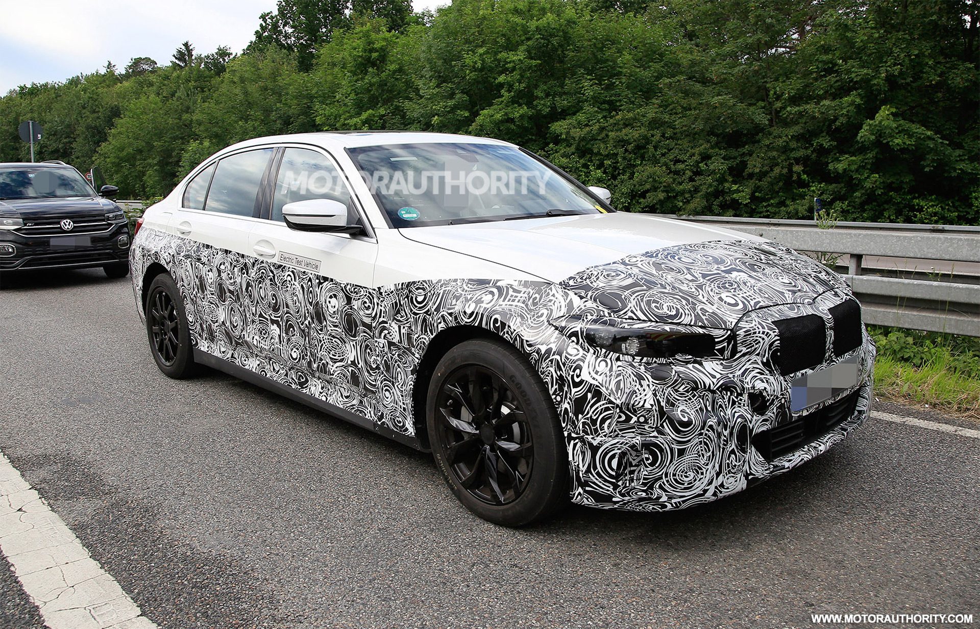 2022-bmw-3-series-with-battery-electric-powertrain--photo-credits-baldauf-sb-medien_100750026_h.jpg