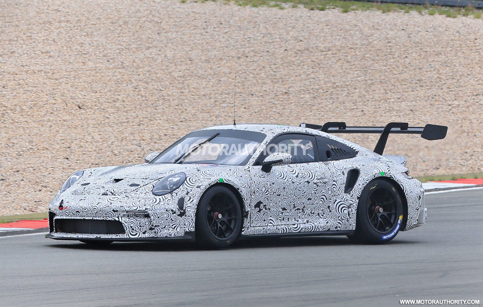 2022-porsche-911-gt3-r-race-car-spy-shots--photo-credits-baldauf-sb-medien_100747037_h.jpg