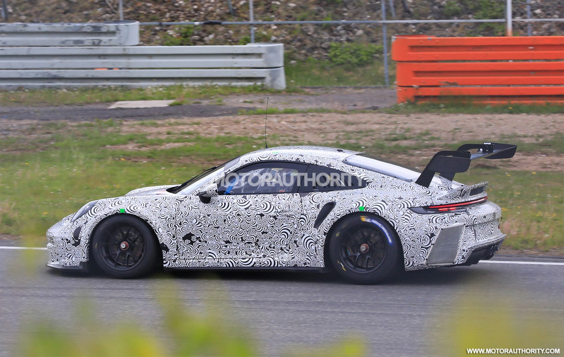 2022-porsche-911-gt3-r-race-car-spy-shots--photo-credits-baldauf-sb-medien_100747041_h.jpg