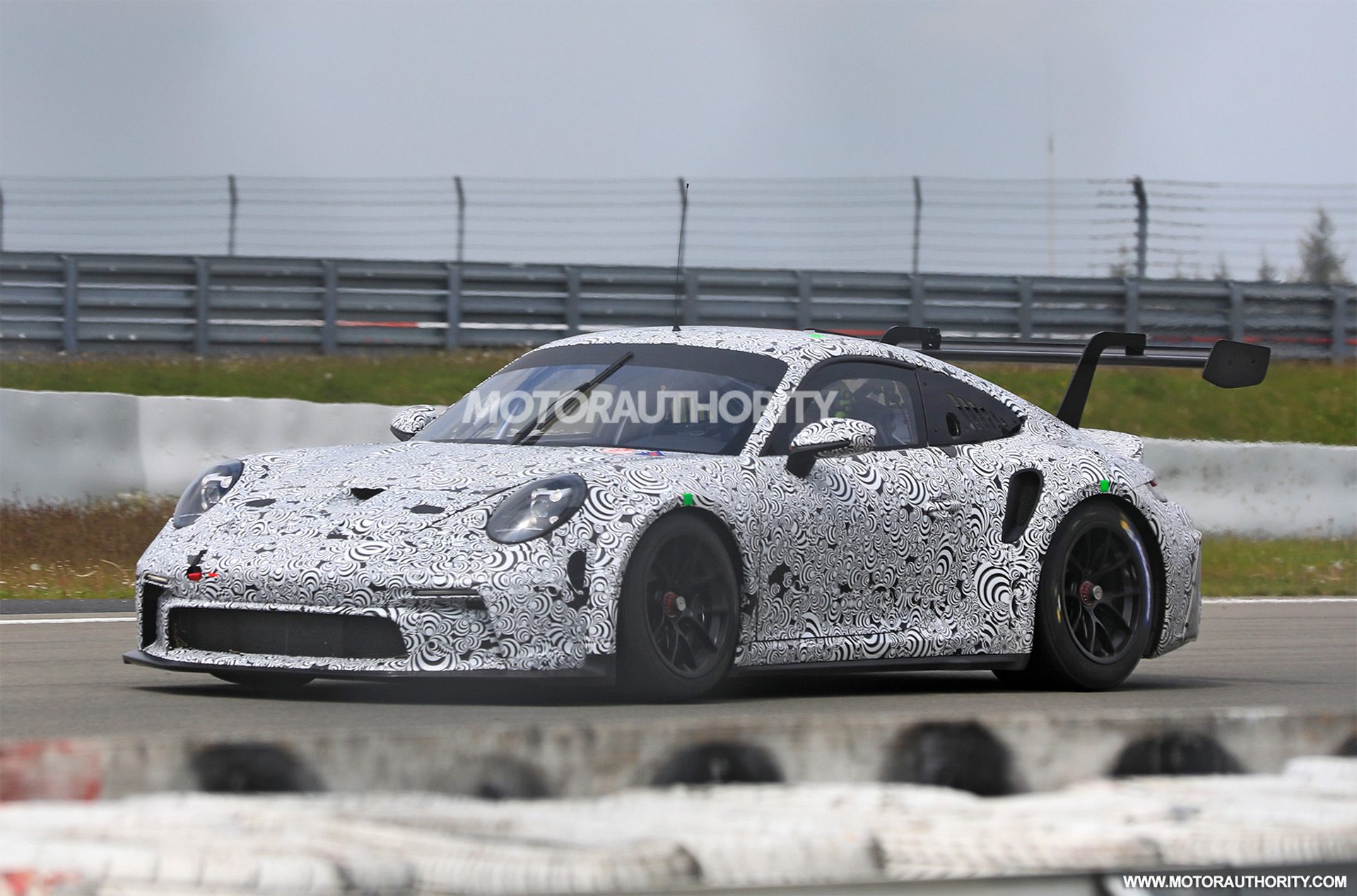 2022-porsche-911-gt3-r-race-car-spy-shots--photo-credits-baldauf-sb-medien_100747044_h.jpg