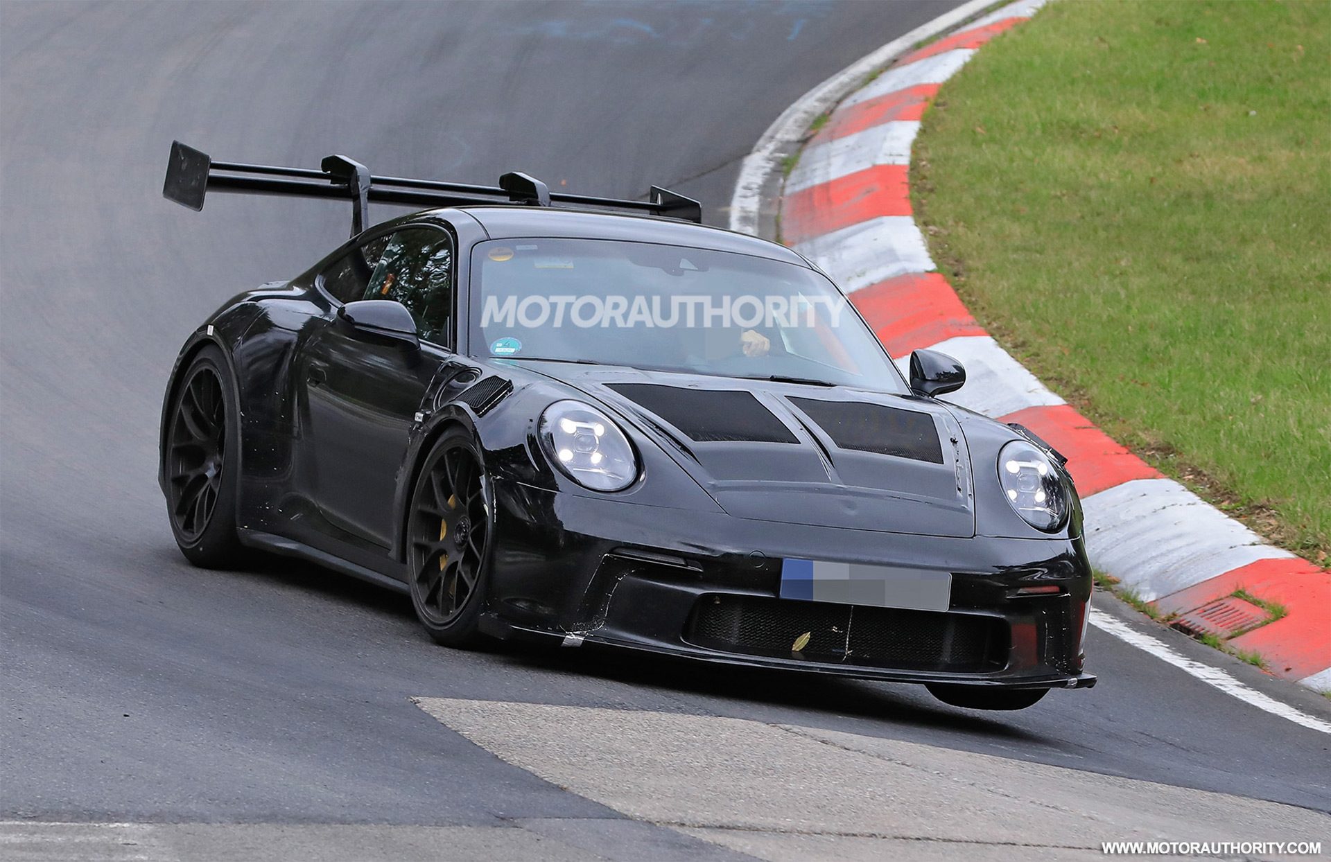 2023-porsche-911-gt3-rs-spy-shots--photo-credits-baldauf-sb-medien_100765089_h.jpg