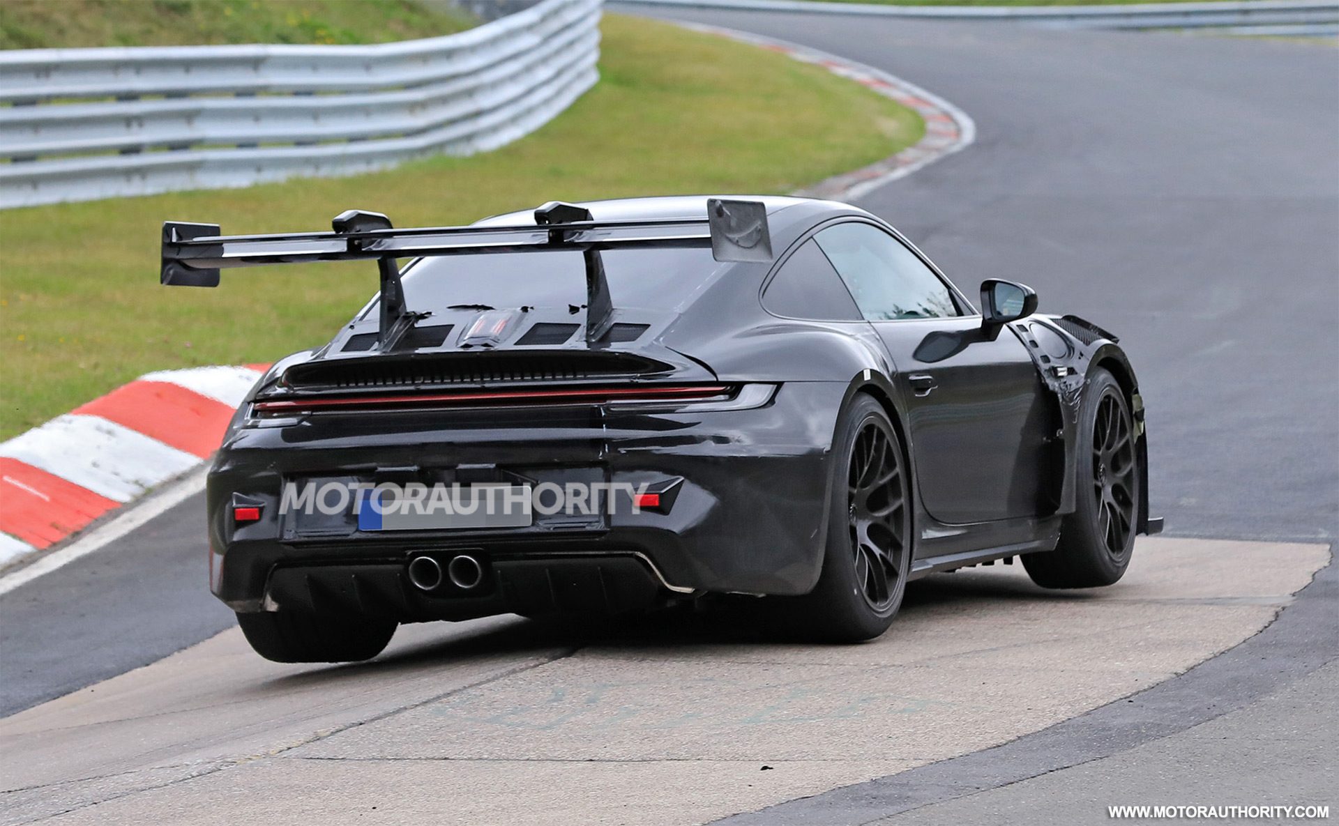 2023-porsche-911-gt3-rs-spy-shots--photo-credits-baldauf-sb-medien_100765094_h.jpg