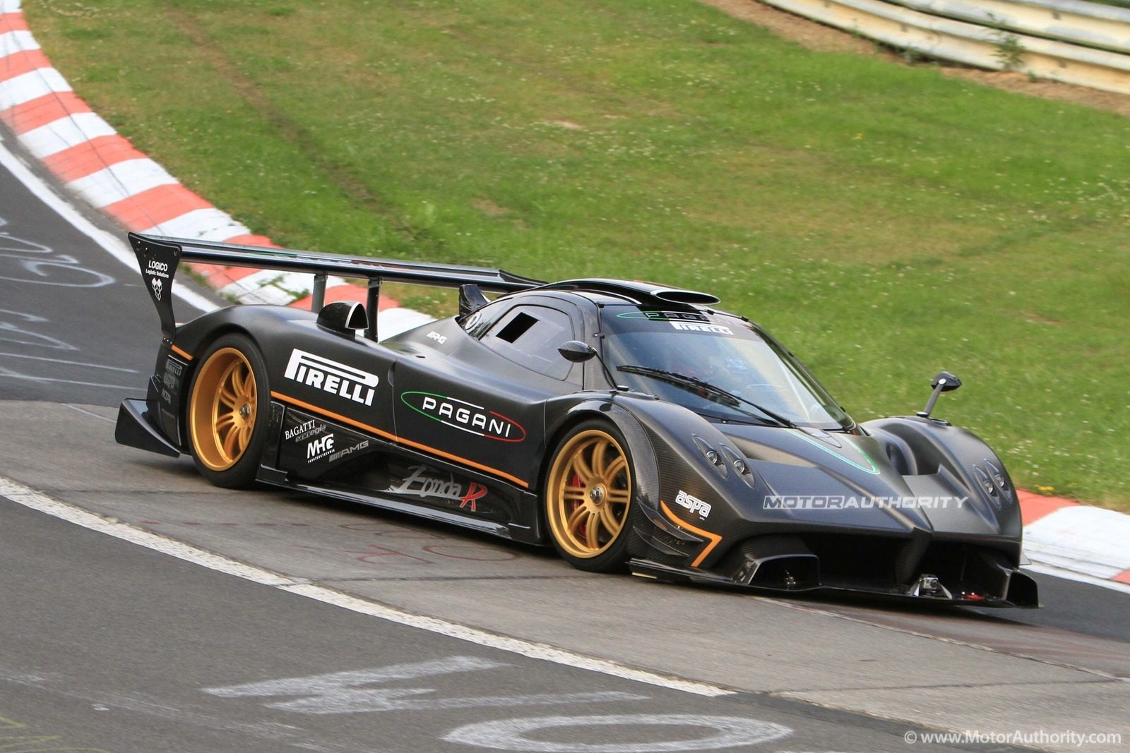 pagani-zonda-r-spied-on-the-ring-setting-new-647-lap-time_100315242_h.jpg