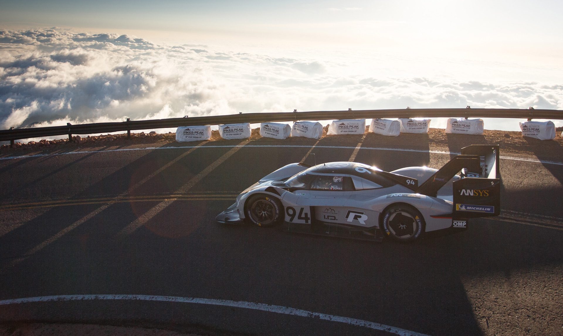 romain-dumas-drives-the-volkswagen-id-r-at-2018-pikes-peak-international-hill-climb_100655824_h.jpg