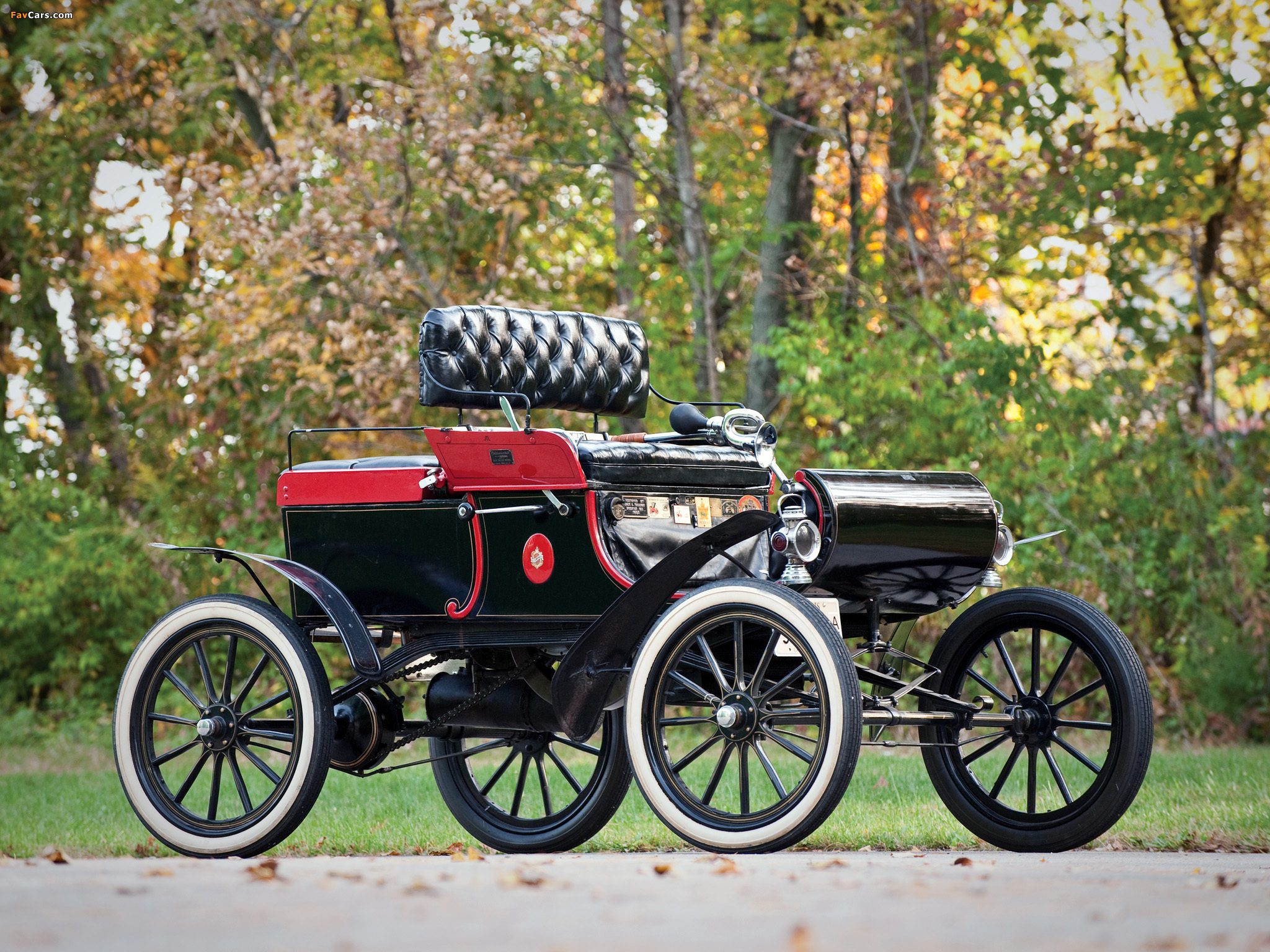 oldsmobile_curved_dash_runabout_1901_pictures_1.jpg