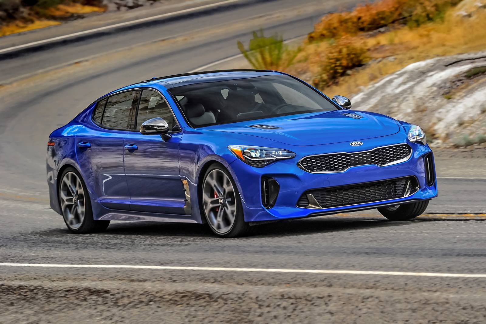 2018_kia_stinger_sedan_gt2_fq_oem_10_1600.jpg