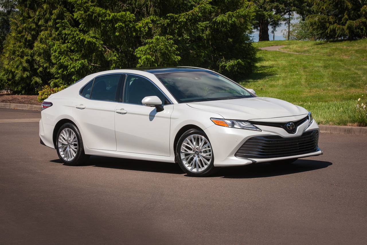 2018_toyota_camry_sedan_xle_fq_oem_2_1280.jpg