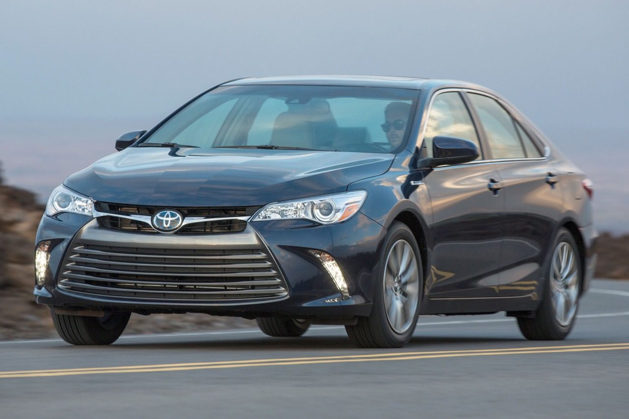 2016_toyota_camry-hybrid_sedan_xle_fq_oem_2_1280.jpg