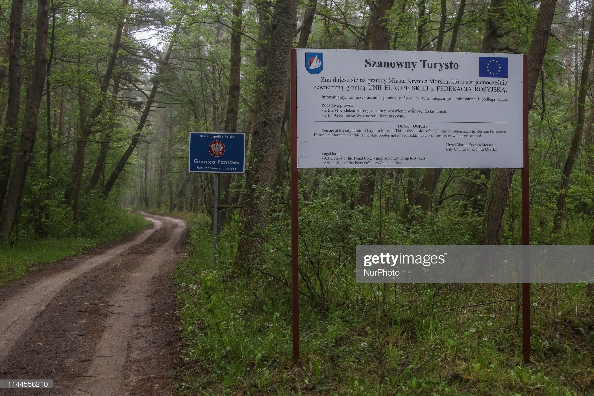 state-border-between-poland-and-russian-federation-on-the-vistula-is-picture-id1144556210