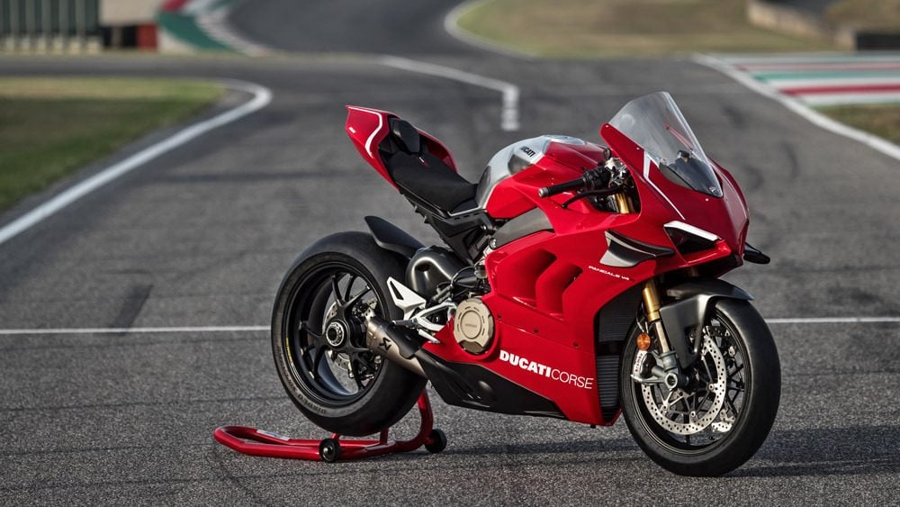 06_ducati-panigale-v4-r-action.jpg