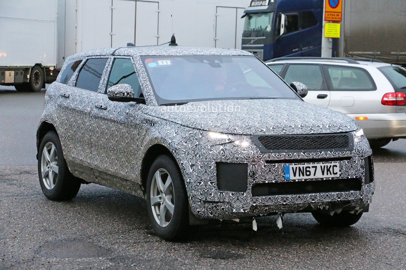 2019-range-rover-evoque-has-scraped-its-camo-most-likely-due-to-off-roading-122982_1.jpg