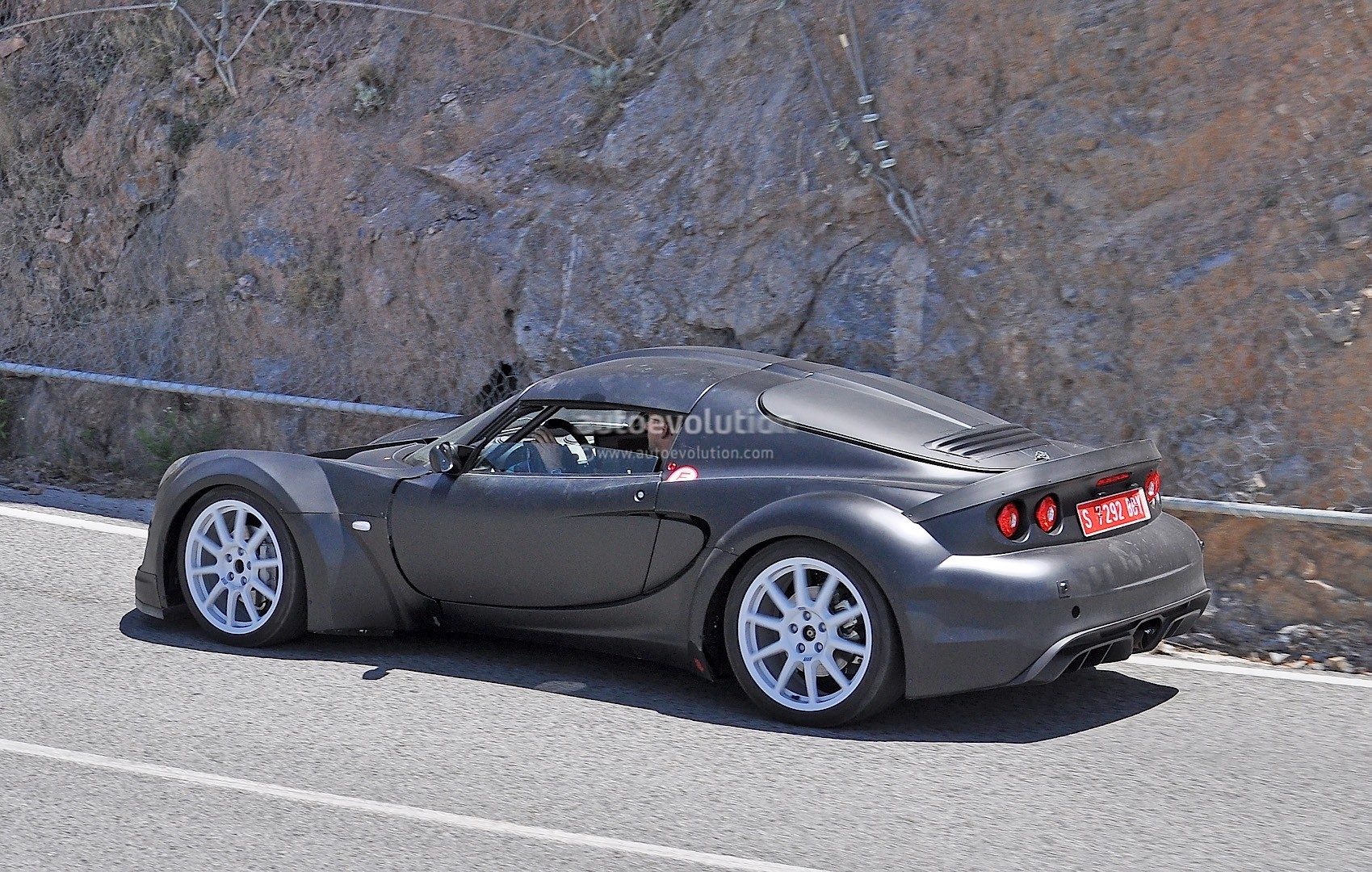 2016-renault-alpine-sportscar-spied-mule-suggests-launch-could-be-near-photo-gallery_4.jpg