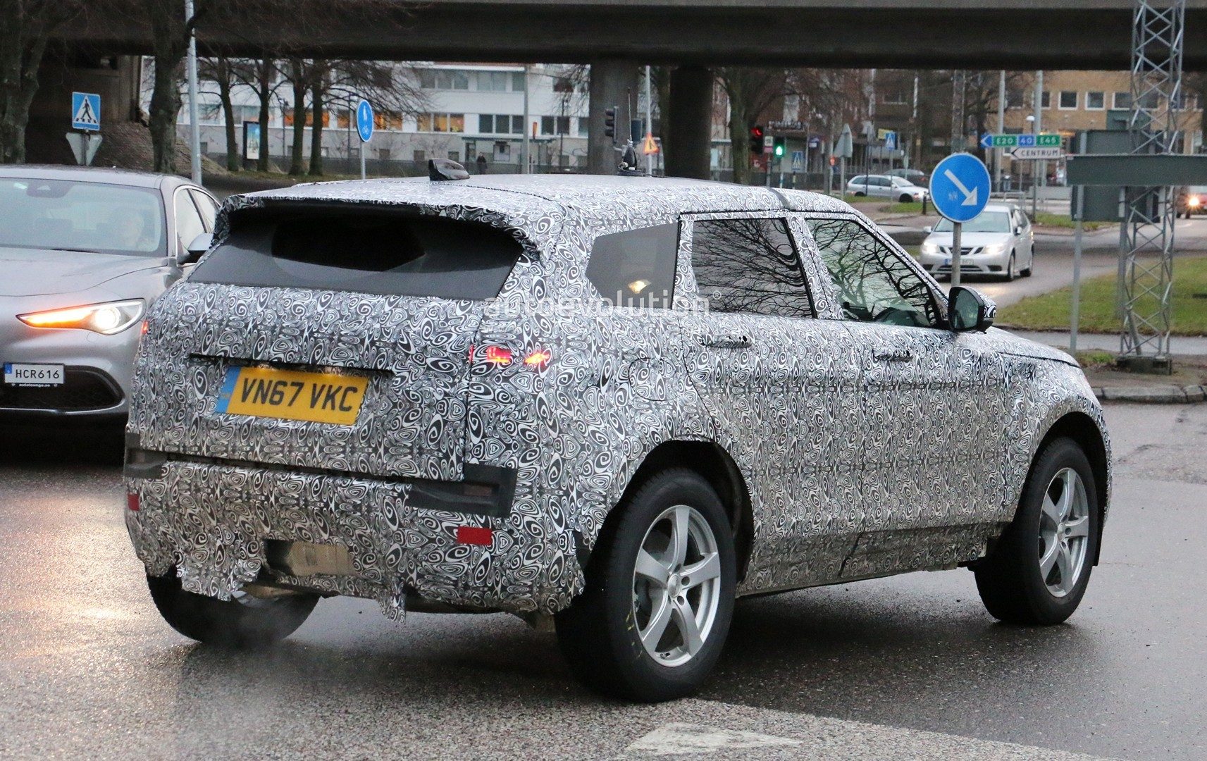 2019-range-rover-evoque-has-scraped-its-camo-most-likely-due-to-off-roading_10.jpg