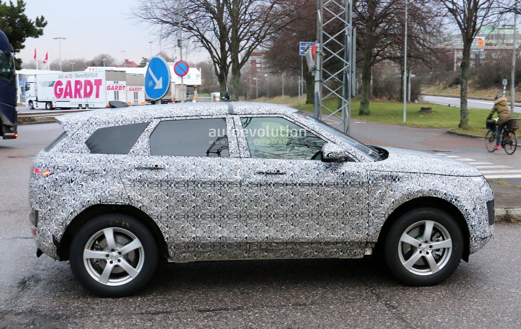 2019-range-rover-evoque-has-scraped-its-camo-most-likely-due-to-off-roading_5.jpg