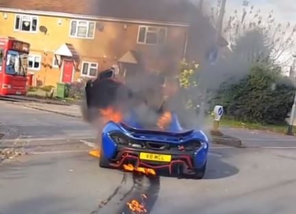 mclaren-p1-catches-fire-in-the-uk-burns-in-the-middle-of-an-intersection_2.jpg