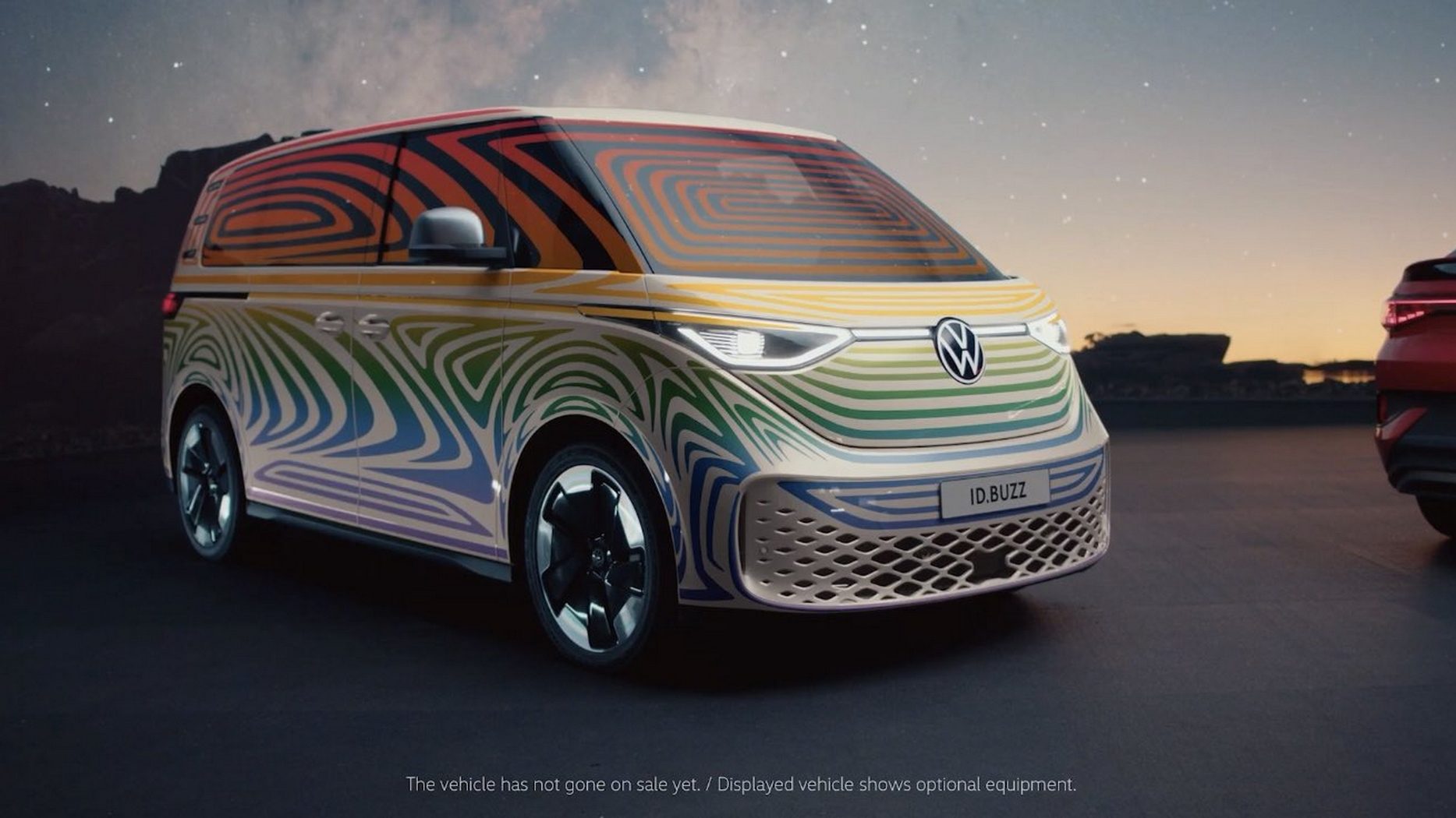 vw-id-buzz-crashes-the-id5-live-presentation-to-tease-future-customers-173318_1.jpg