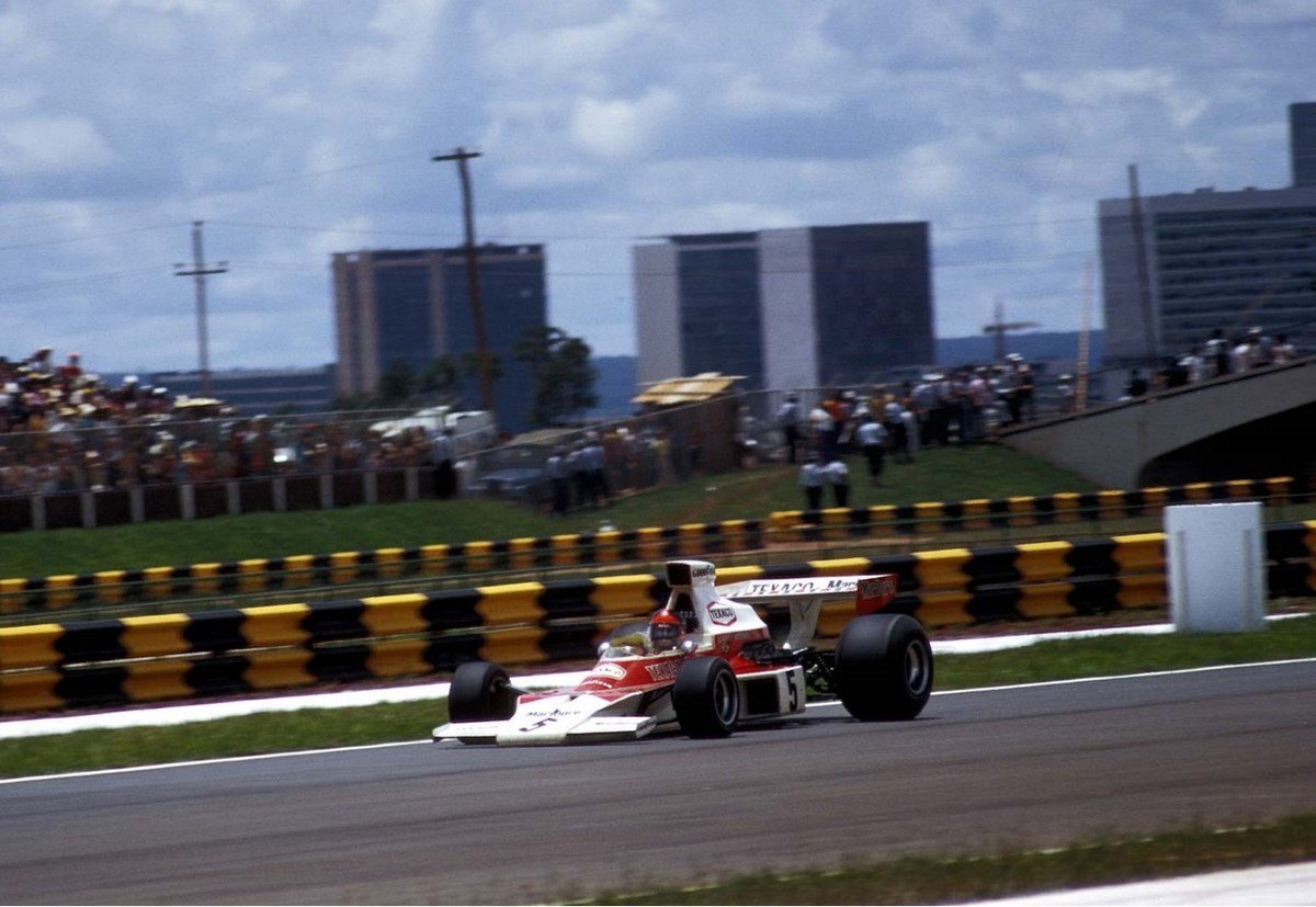 1974-emerson-fittipaldi-mclaren-m23-cosworth-brasilia-gp-pmd.jpg