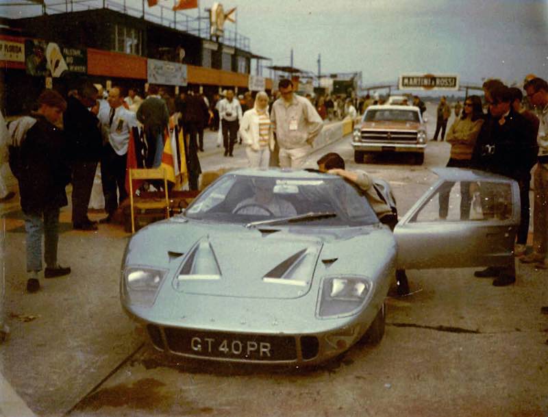 1966-Ford-GT40-P-1028-Sebring-Pits.jpg