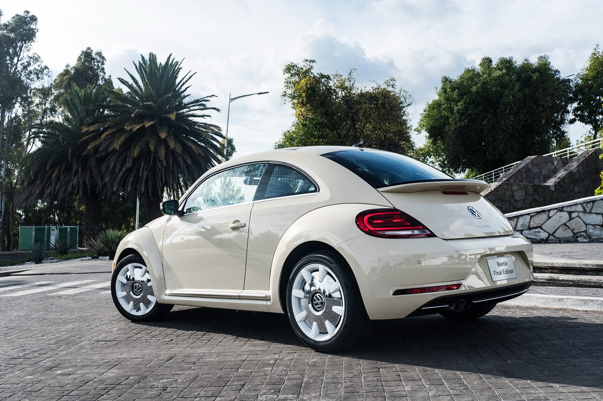 2019-Volkswagen-Beetle-Final-Edition-Dia-de-Muertos-in-Mexico-82.jpg