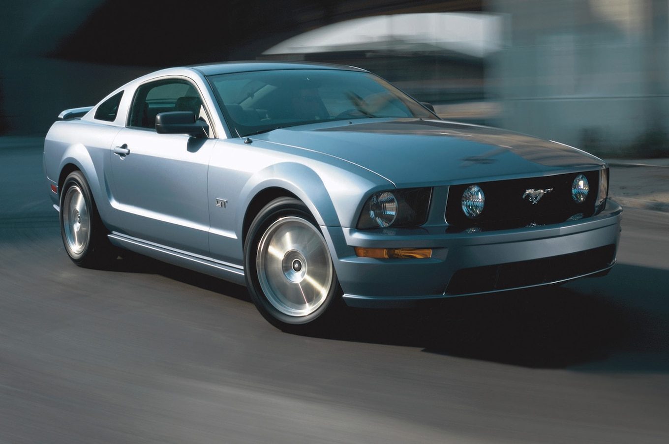 2005-Ford-Mustang-GT-coupe-silver-in-motion.jpg