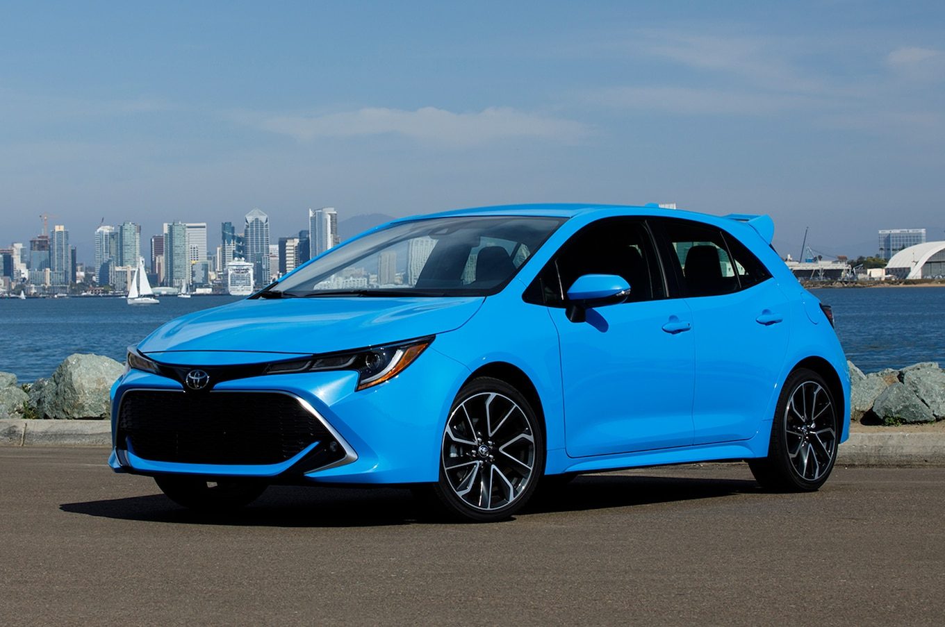 2019-Toyota-Corolla-Hatchback-XSE-front-three-quarter-02.jpg