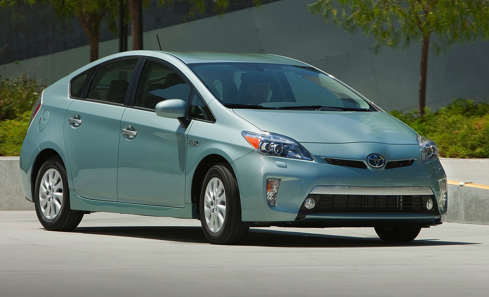 2014_toyota_prius_plug-in-pic-2903481663633288738-1600x1200.jpeg