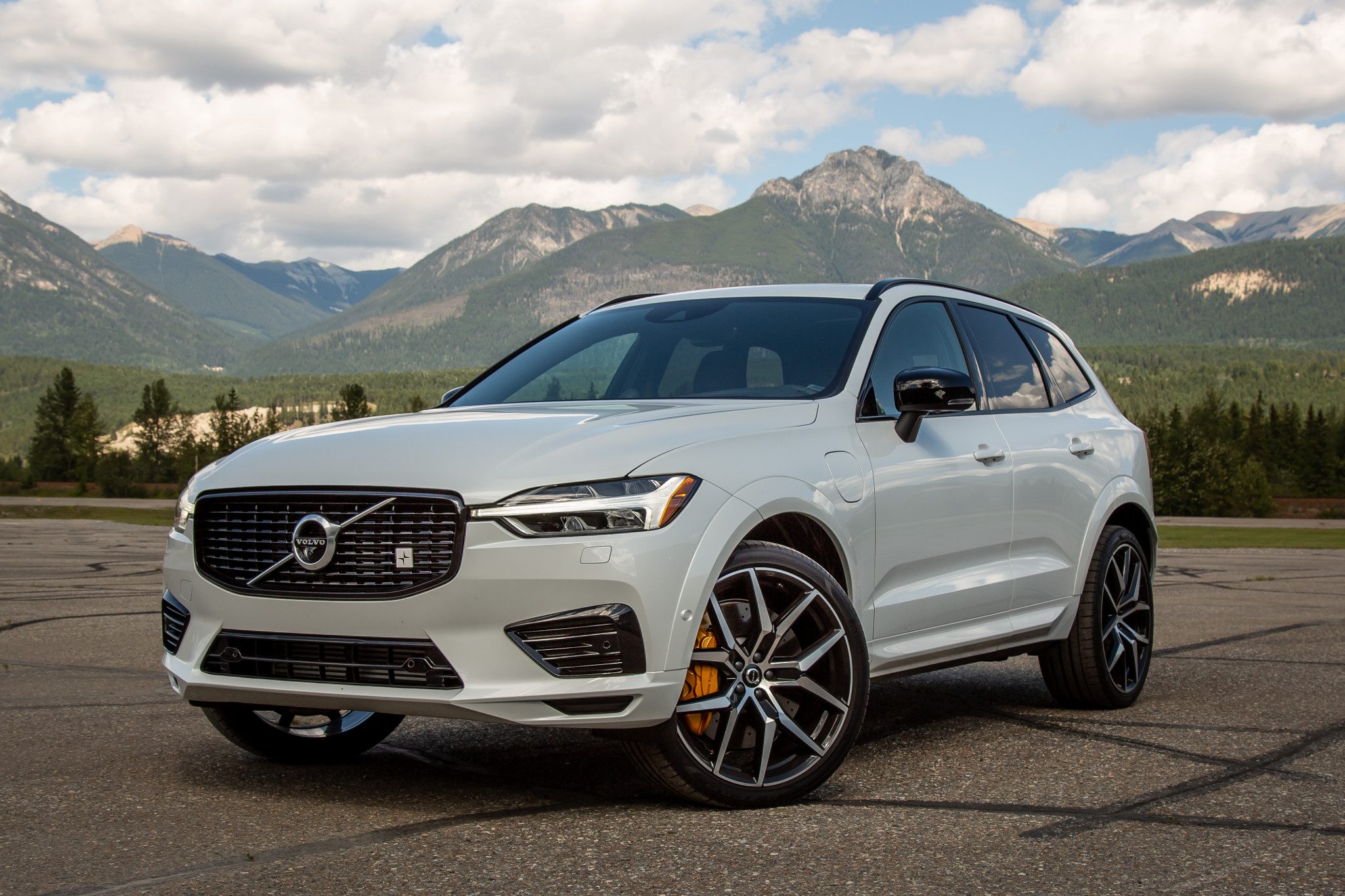 volvo-xc60-t8-polestar-2020-01-angle--exterior--front--mountains--white.jpg