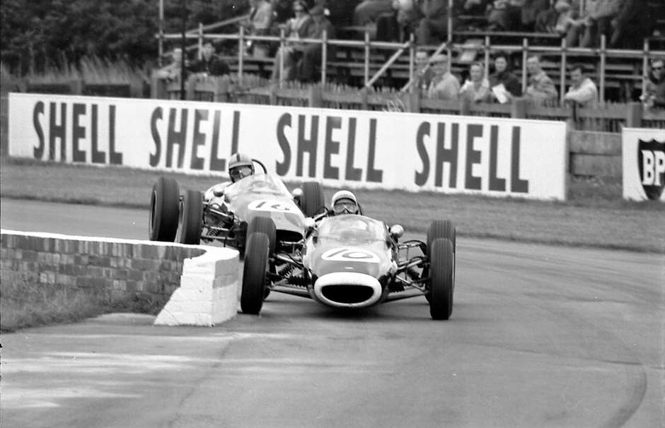 gpl_1963_goodwood_formula_juniors_attwood_lola_chicane_gardner_brabham_precision.jpg