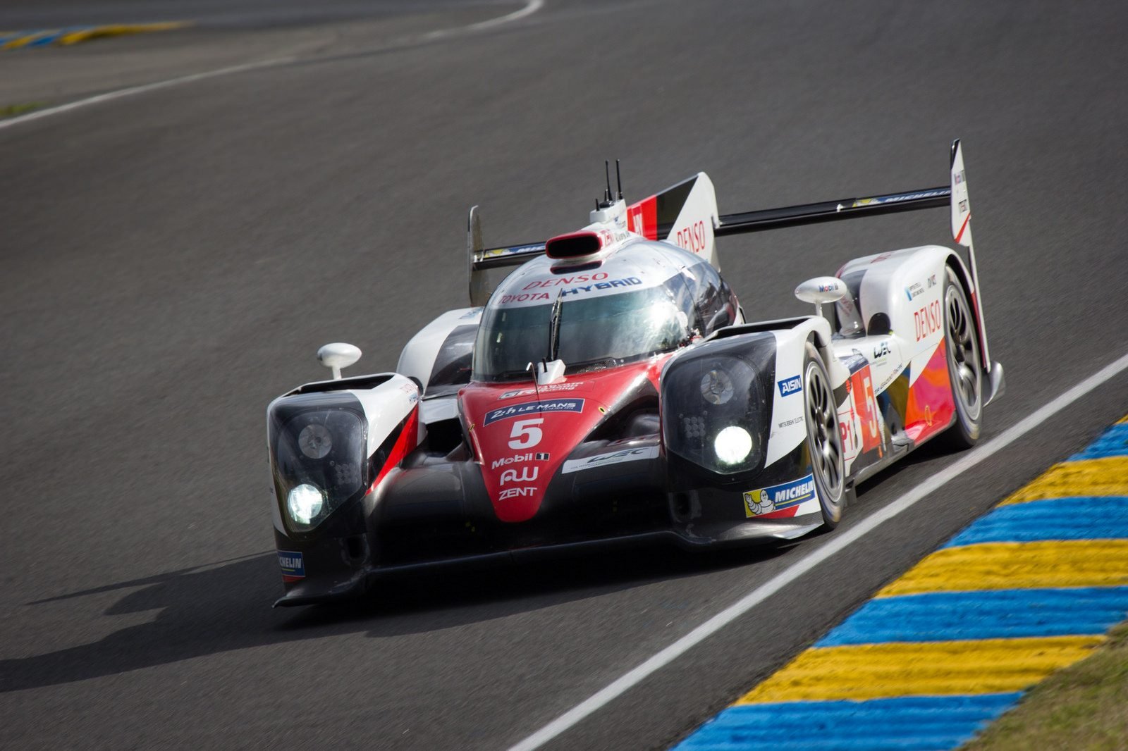 5-Toyota-TS050-at-Le-Mans.jpg