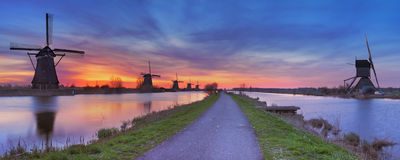 windmolens-bij-zonsopgang-kinderdijk-nederland-58896036.jpg